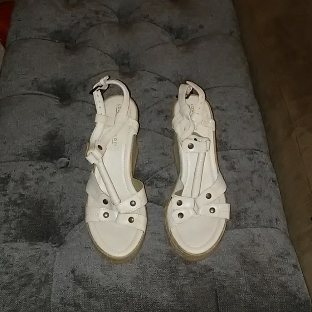 Lower Eastside off white with Tan Trim size 7